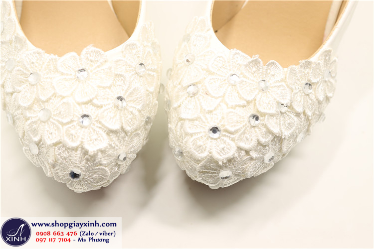 Giày cao gót cưới GCG53 được kết kỳ công từ những bông hoa vải đính đá lấp lánh!