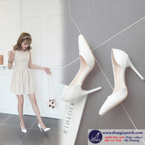 Giày cao gót màu trắng xinh xắn với váy mini dress