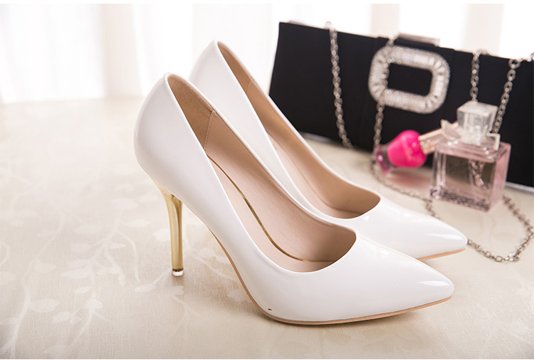 Giày cao gót nữ màu trắng xu hướng thời trang không bao giờ lỗi mốt!