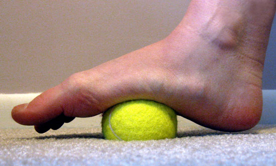 Masage chân bằng bóng tennis giúp giảm đau nhức xương khớp do mang giày cao gót
