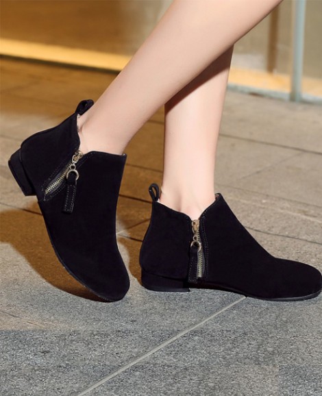 Giày boot nữ đế bệt thoải mái đi bộ màu đen GBN14701