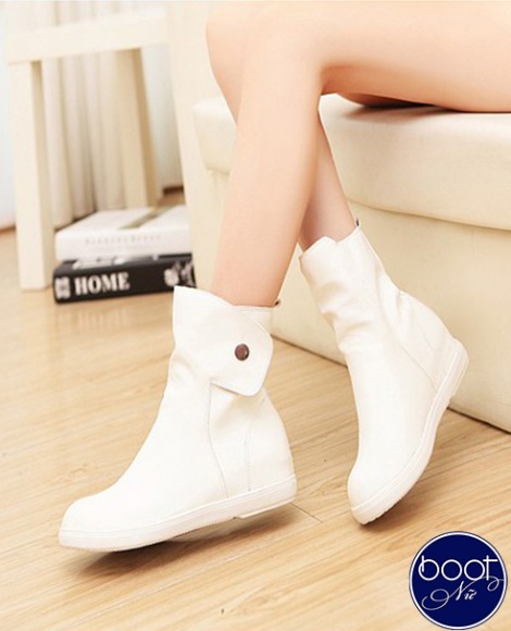 Giày boot nữ đế trệt nữ tính màu trắng GBN4301