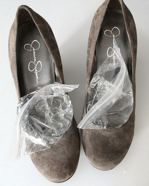 Dùng túi nước đông lạnh để nới rông giày cao gót bị chật!