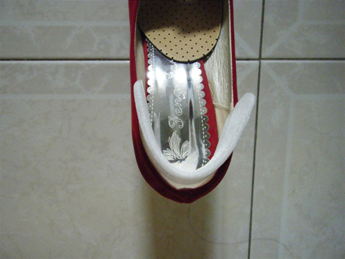 Lót miến xốp đã được đo vào giày cao gót bị rộng!