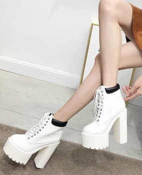 Boot nữ đế vuông tôn dáng 15cm màu trắng GBN19203