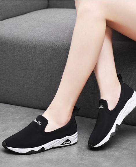 Giày slip on thể thao màu đen hiện đại GTT5802